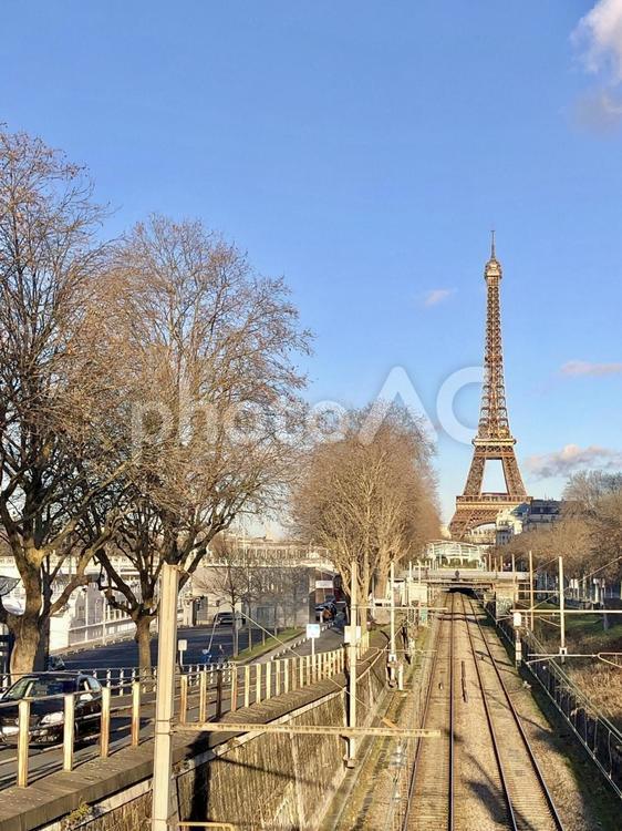 線路上から見るエッフェル塔 パリ,フランス,エッフェル塔の写真素材