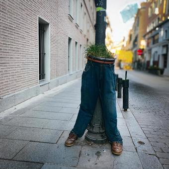 スペインの街角に現れた遊び心あふれる装飾 スペインの街角に現れた遊び心あふれる装飾 スペイン,街角,ジーンズの写真素材