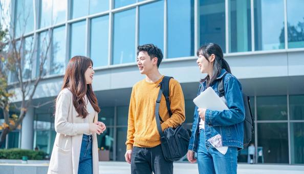 キャンパスライフを楽しむ大学生 キャンパスライフを楽しむ大学生の写真