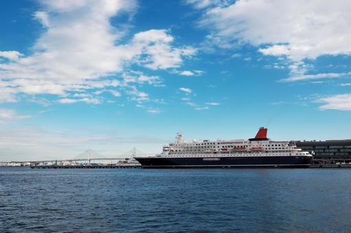 にっぽん丸と横浜ベイブリッジ 横浜港新港ふ頭,9号岸壁,にっぽん丸の写真素材
