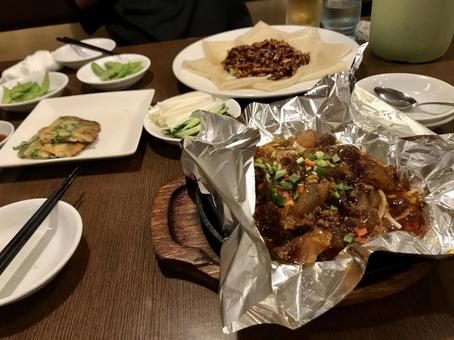牛すじの鉄板焼きと豚肉の甘味噌炒め 牛すじの鉄板焼きと豚肉の甘味噌炒め 中華料理,牛すじ,鉄板焼きの写真素材
