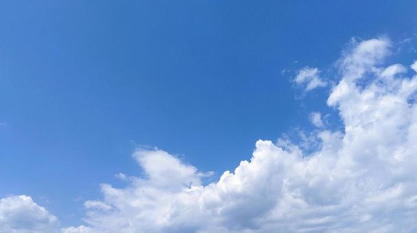 夏らしい札幌の青空と雲 夏らしい札幌の青空と雲の写真