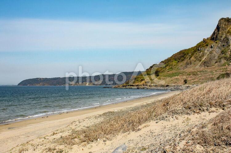 糸島の元寇防塁（今津地区）付近の大原海水浴場と毘沙門山 糸島,糸島市,今津の写真素材