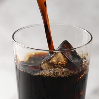 アイスコーヒーを注いている アイスコーヒー,氷,珈琲の写真素材