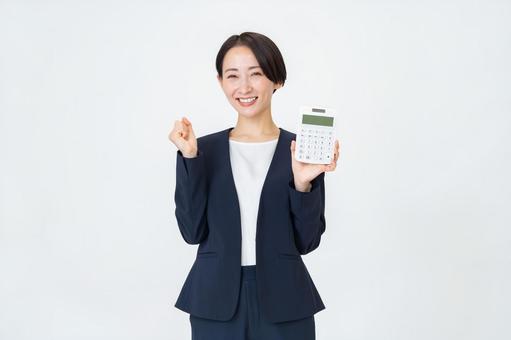 電卓を持つ女性 ビジネス,電卓,お金の写真素材