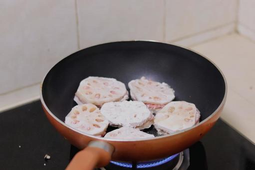 Slices of lotus root roasted in a frying pan, JPG Slices of lotus root roasted in a frying pan, JPG