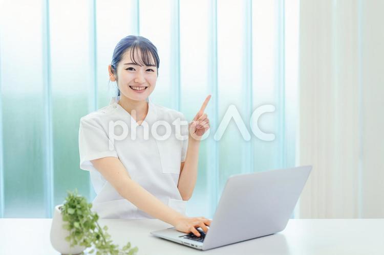 パソコンを使う白衣姿の女性 看護師,ナース,医療事務の写真素材