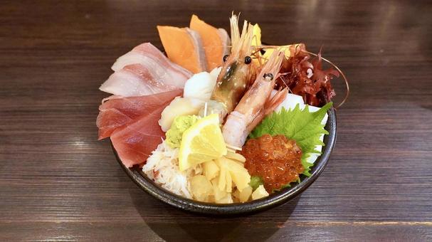 魚介類が盛りだくさんの海鮮丼 海鮮丼,えび,本まぐろの写真素材