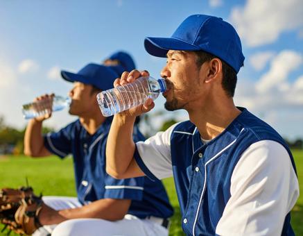 熱中症予防の給水タイム・夏の草野球練習 熱中症予防の給水タイム・夏の草野球練習の写真