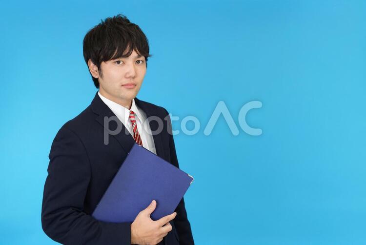 書類を持つビジネスマン 男性,ビジネスマン,男の写真素材