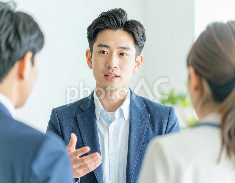 打ち合わせをするビジネスマン 男性,仕事,会社の写真素材