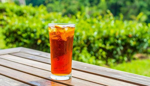 麦茶 夏 ガラスのコップ 氷入り 麦茶 夏 ガラスのコップ 氷入りの写真
