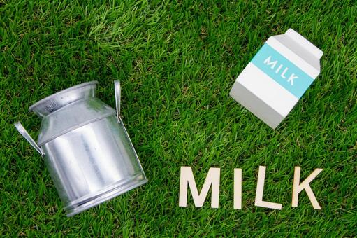 芝生の上の牛乳とミルク缶 牛乳,ミルク,牛乳パックの写真素材