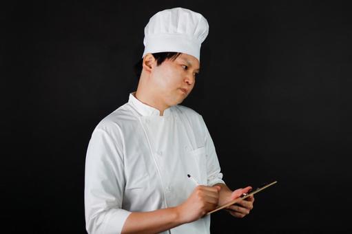 メモを取る料理人 メモを取る料理人の写真