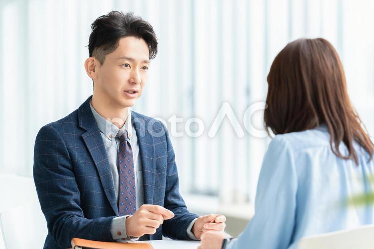 打ち合わせをする男女2人のビジネスマン 男性,女性,男女の写真素材