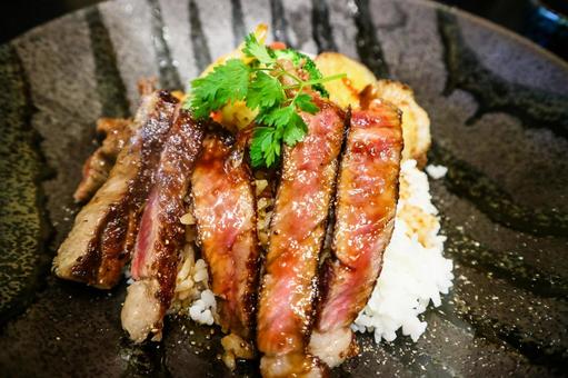 牛ロースステーキ丼 牛ロースステーキ丼 肉,和牛,ロースの写真素材