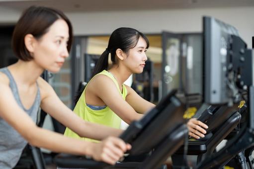 ジムでトレーニングをする若い女性の写真