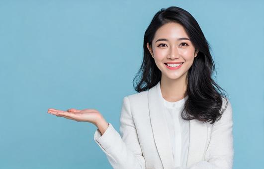 提案するポーズをとるアジア人女性 提案するポーズをとるアジア人女性の写真