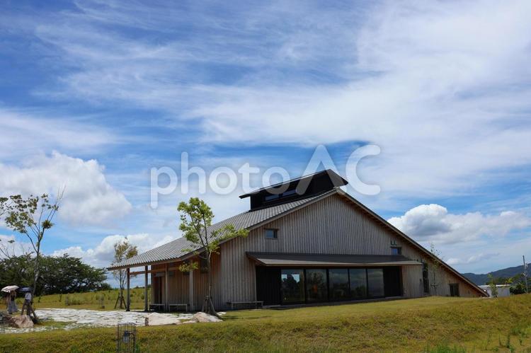 ７月中旬のさぬき市大串半島の広場の風景 広場,石畳,カフェの写真素材
