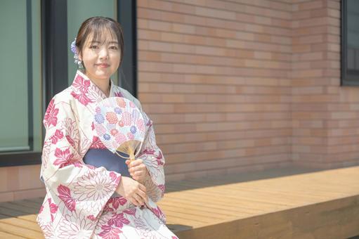 軒先で涼む浴衣の女性 軒先で涼む浴衣の女性 浴衣,女性,うちわの写真素材