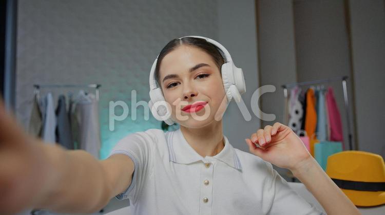 ボタンを押しているヘッドフォンの女性 女性,人物,インフルエンサーの写真素材