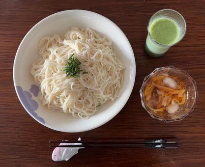 播州素麺に本つゆにメンマと青汁などの昼食 播州素麺に本つゆにメンマと青汁などの昼食の写真