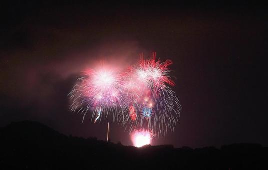 霞の中の山腹打ち上げ花火 霞の中の山腹打ち上げ花火の写真