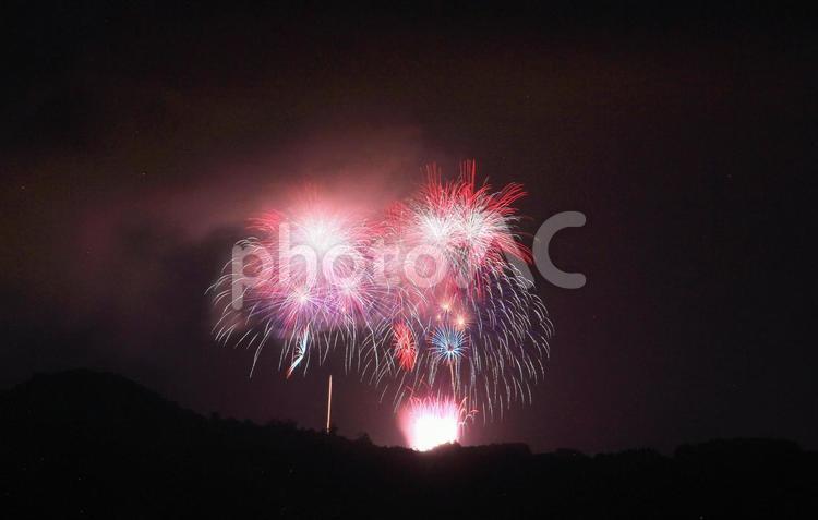霞の中の山腹打ち上げ花火 打ち上げ花火,花火,夏の写真素材