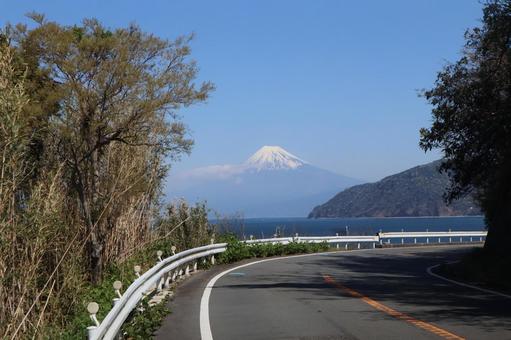 カーブから見た富士山 空,晴天,山の写真素材