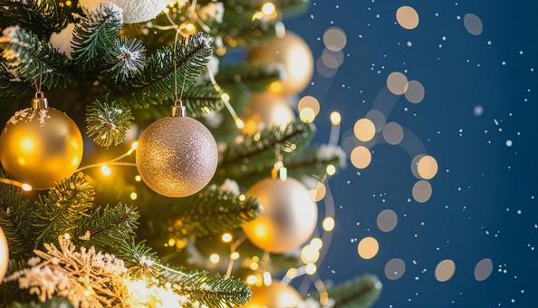 ゴールドのオーナメントのクリスマスツリー ゴールドのオーナメントのクリスマスツリーの写真