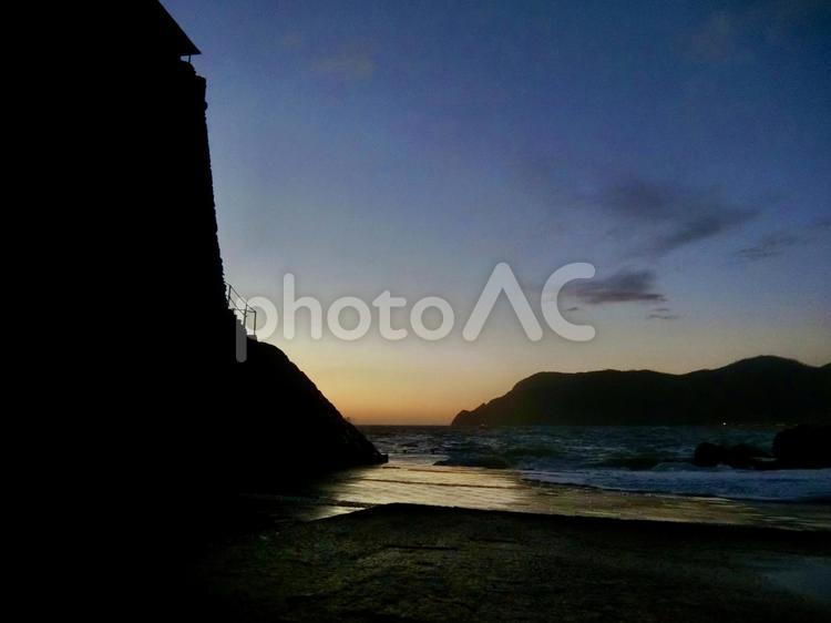 夕暮れどきの海 イタリア世界遺産 海,夕暮れ,夕暮れどきの写真素材