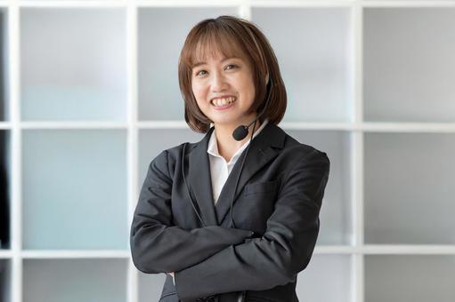 コールセンタースタッフ 女性,ビジネスウーマン,スーツの写真素材