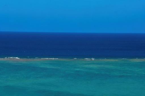 真夏の太陽が照らす沖縄の色鮮やかな海 沖縄,海,夏の写真素材
