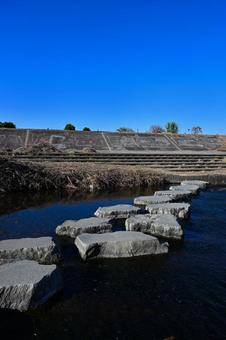 小畔川にある飛び石4 飛び石,川,堤防の写真素材