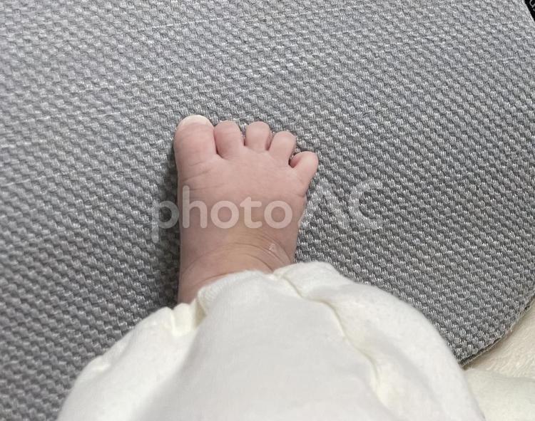 赤ちゃんの足 赤ちゃんの足 赤ちゃん,足,枕の写真素材