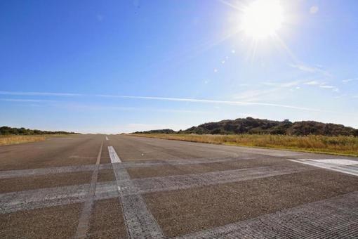 晴天の滑走路風の道路 晴天の滑走路風の道路の写真