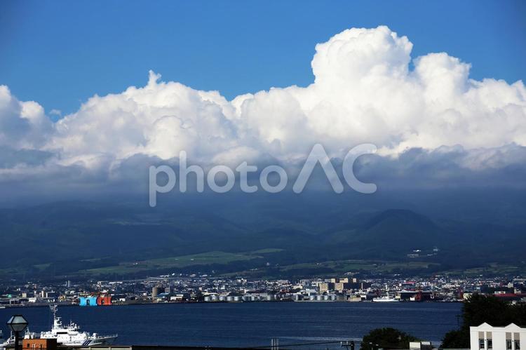 函館元町公園から眺める町並みと真っ白な雲 町並み,きれい,自然の写真素材