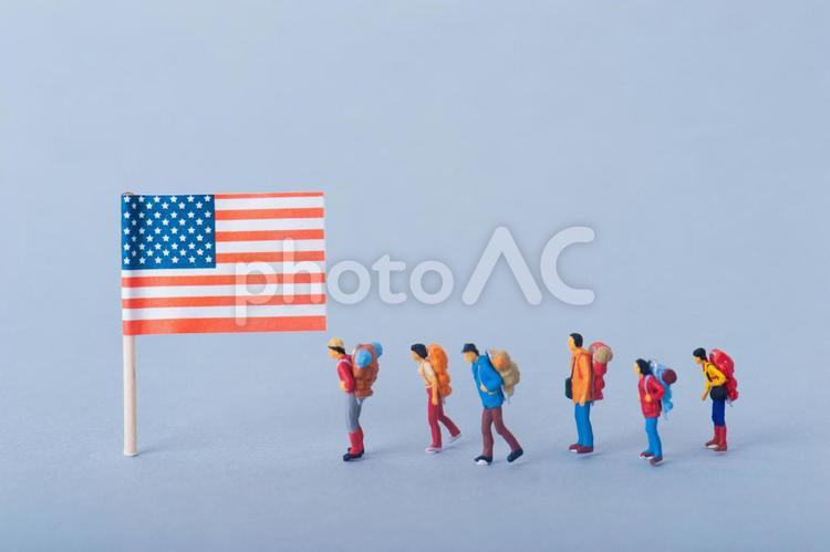 アメリカ国旗に向かうミニチュアの人たち アメリカ,イメージ,ハイキングの写真素材