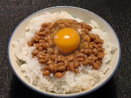 霜降過ぎの昼食に自宅で食べた納豆TKG 霜降過ぎの昼食に自宅で食べた納豆TKGの写真