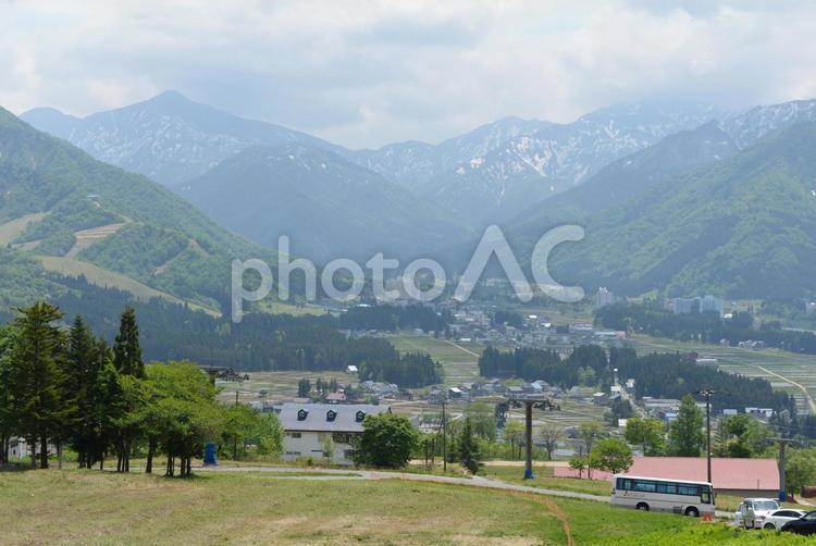 岩原スキー場から見下ろす湯沢町2019春03 越後湯沢,湯沢,湯沢町の写真素材