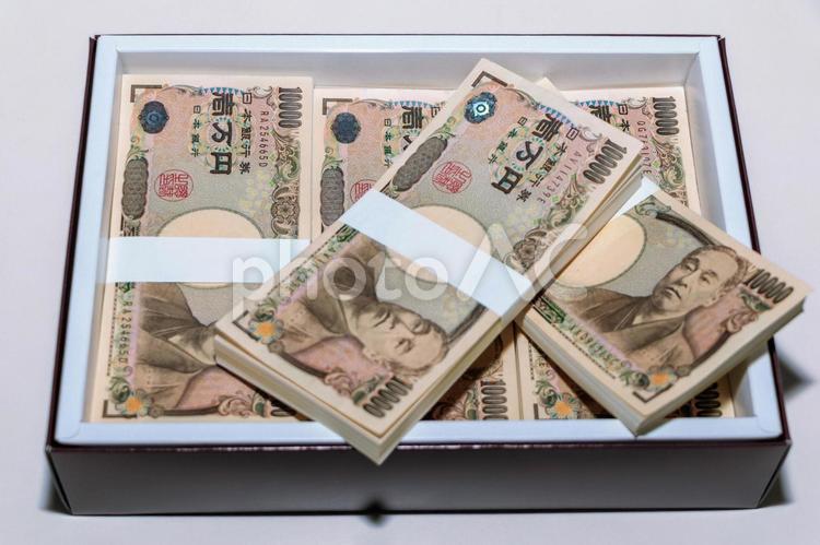 デジタル化社会で必要性が薄くなった紙幣 紙幣,お金,現金の写真素材