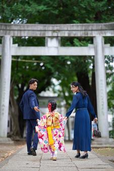 手をつないで参道を歩く家族の後ろ姿 手をつないで参道を歩く家族の後ろ姿 七五三,お参り,七五三参りの写真素材