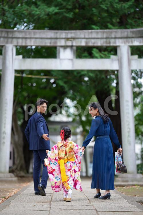 手をつないで参道を歩く家族の後ろ姿 七五三,お参り,七五三参りの写真素材