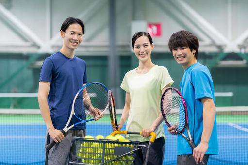 スポーツジムでテニスをする若い男女 テニス,テニススクール,スポーツジムの写真素材