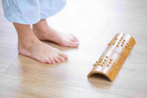 足つぼマッサージをする青竹踏みと足元 足元,青竹踏み,竹の写真素材