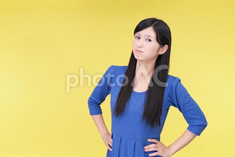 怒った表情の女性 女性,人物,人々の写真素材