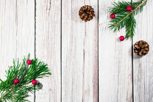 木目背景のクリスマスデコレーション クリスマス,もみの木,松ぼっくりの写真素材