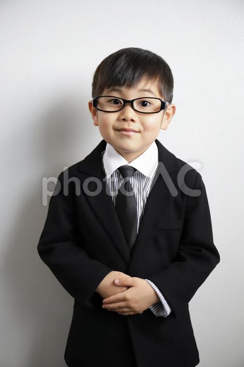 眼鏡を掛けた会社員(サラリーマン、子供) サラリーマン,スーツ,礼服の写真素材
