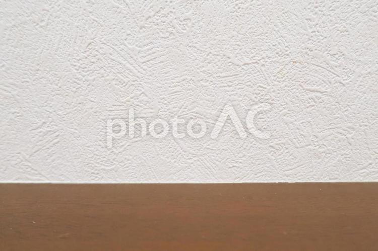 白い壁紙と茶色の台 背景,壁紙,壁の写真素材