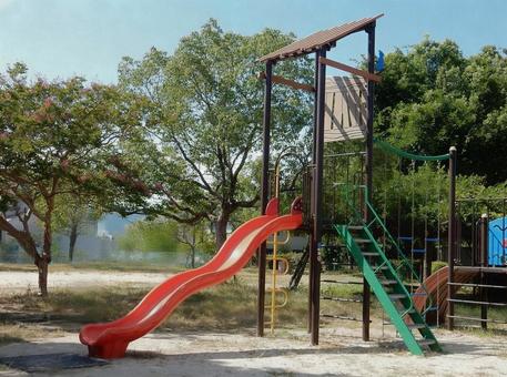 【風景写真】公園のすべり台 【風景写真】公園のすべり台 すべり台,公園,遊具の写真素材